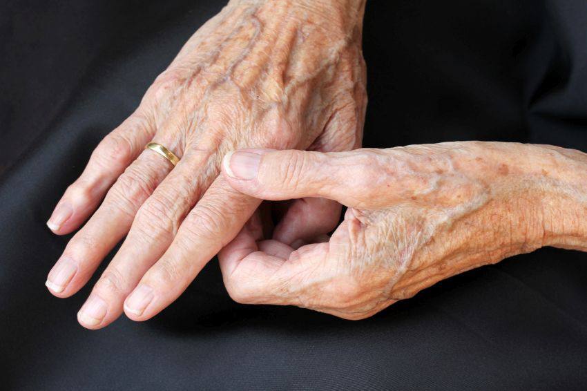 Les mains d'une personne âgée