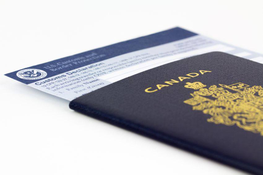 Un passeport avec une déclaration aux douanes