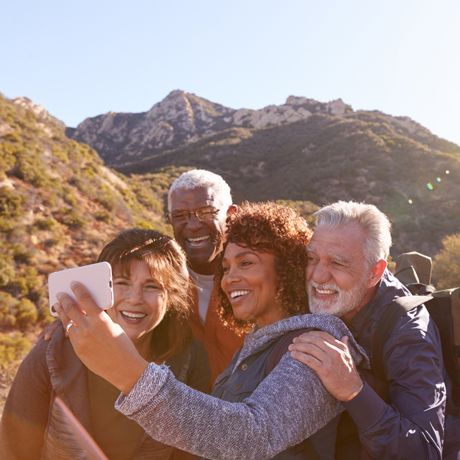 Père et fils jouent à côté d'un lac