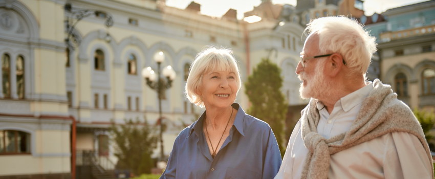 Couple mature souriant en voyage. 