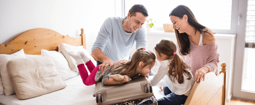 Famille en train de préparer leur valise de voyage