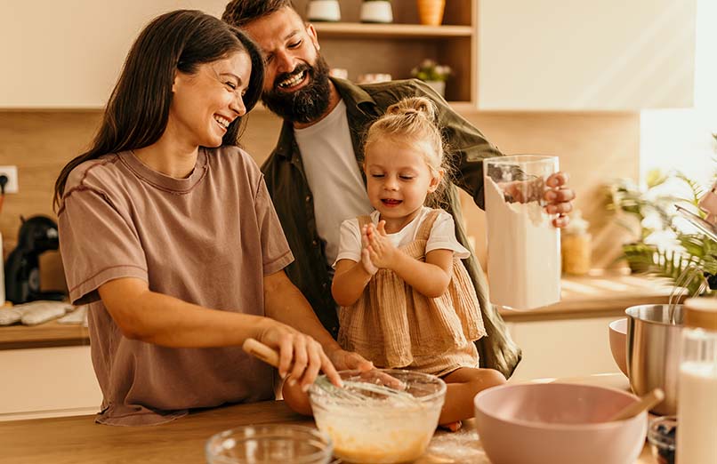 Une famille heureuse qui cuisine ensemble et s'amuse. 