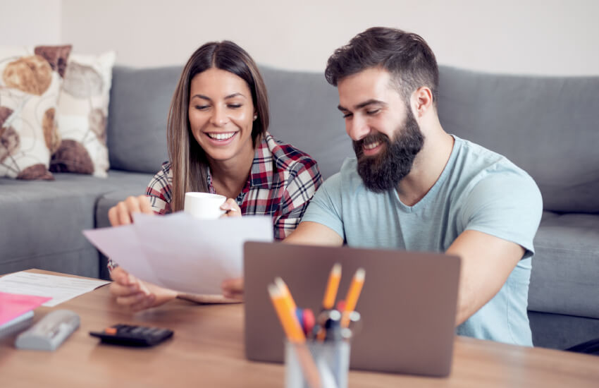 Un couple regarde sur des papiers joyeusement