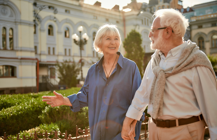 Couple mature souriant en voyage.