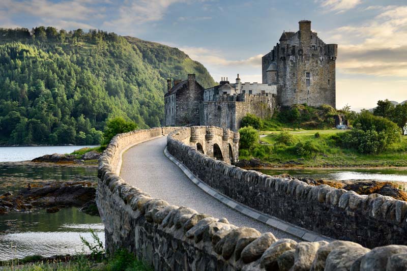 Le château Eilean Donan, situé sur une île près de l’ancien village de pêcheurs de Dornie