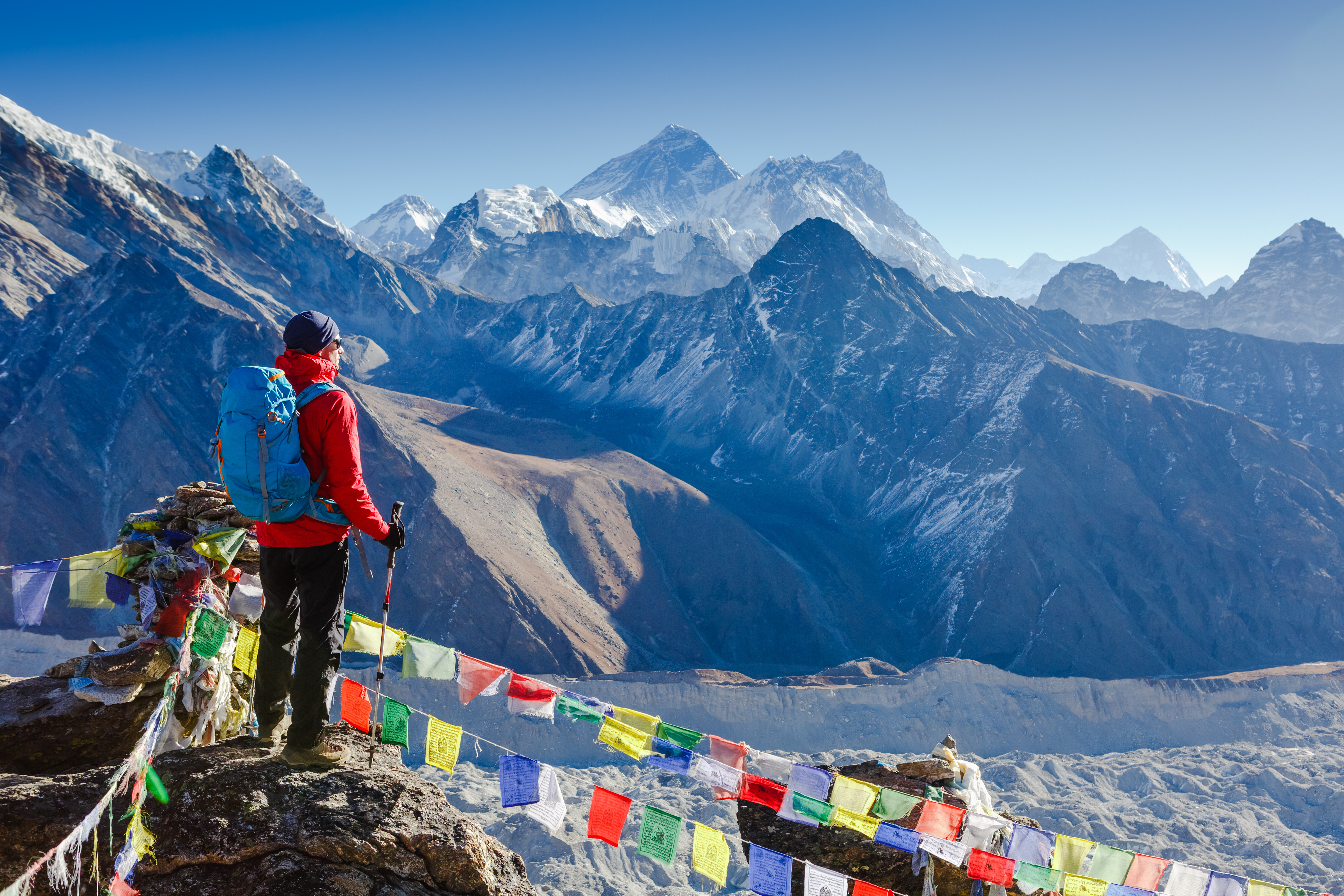 Randonneur actif profitant de la randonnée et admirant le paysage montagneux de l’Himalaya. 