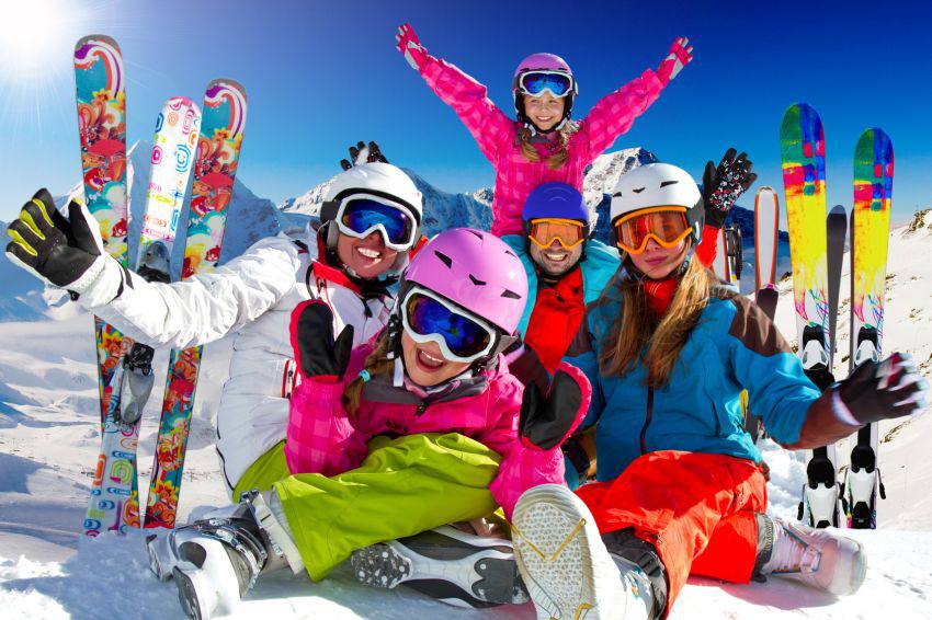 Une famille contente fait du ski
