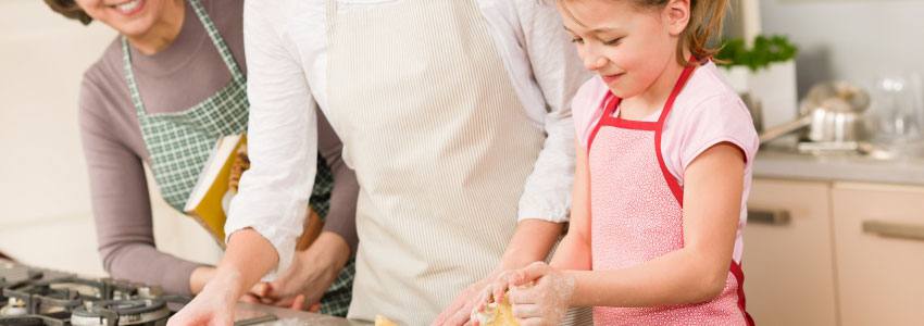 Famille joyeuse qui cuisine 