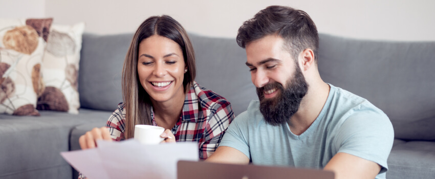 Un couple regarde sur des papiers joyeusement