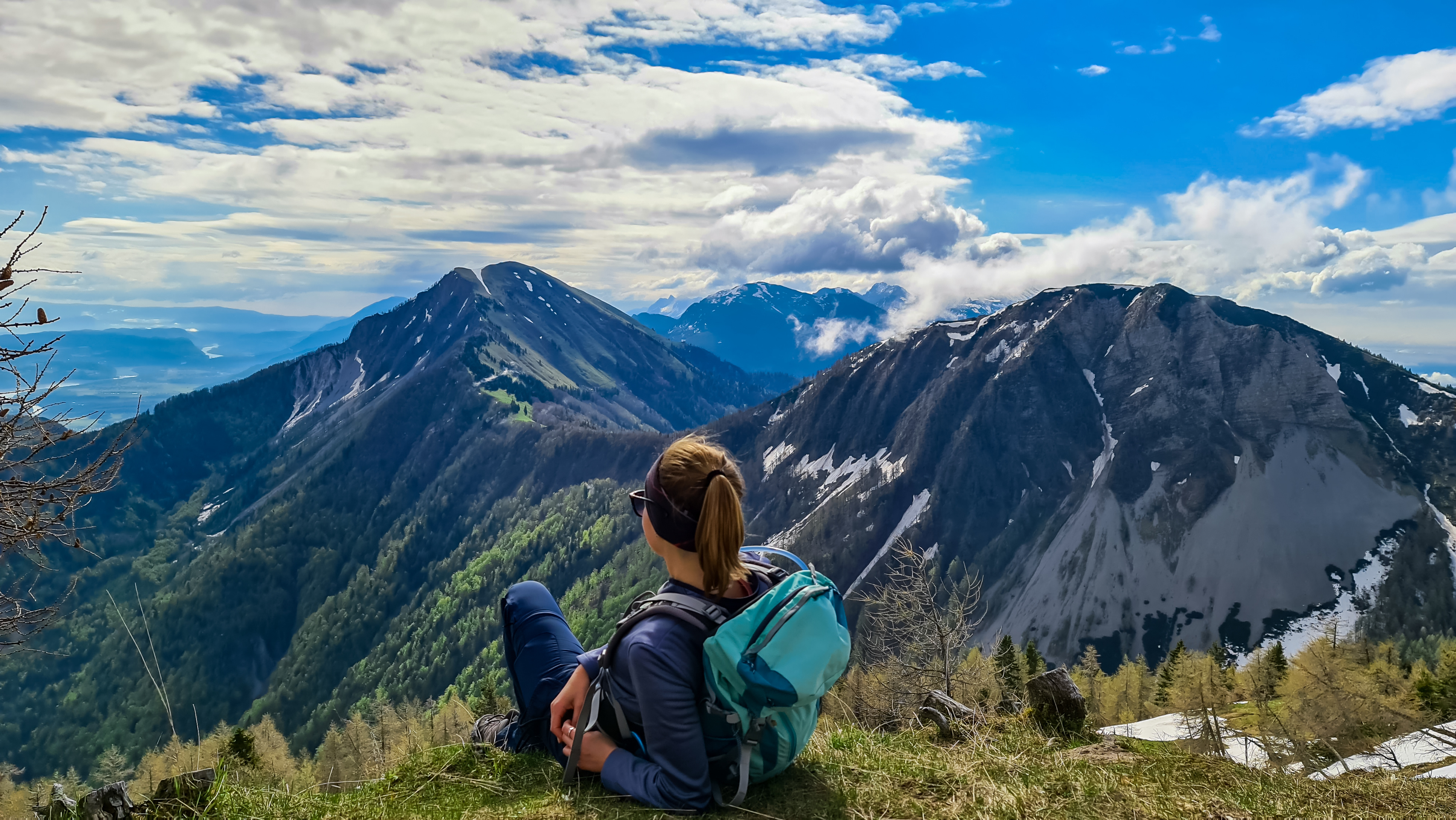 Randonneuse faisant une pause au printemps au sommet du Frauenkogel, dans la chaîne des Karawanks, en Carinthie, en Autriche (Europe), à la frontière de la Slovénie. Parc national du Triglav. 