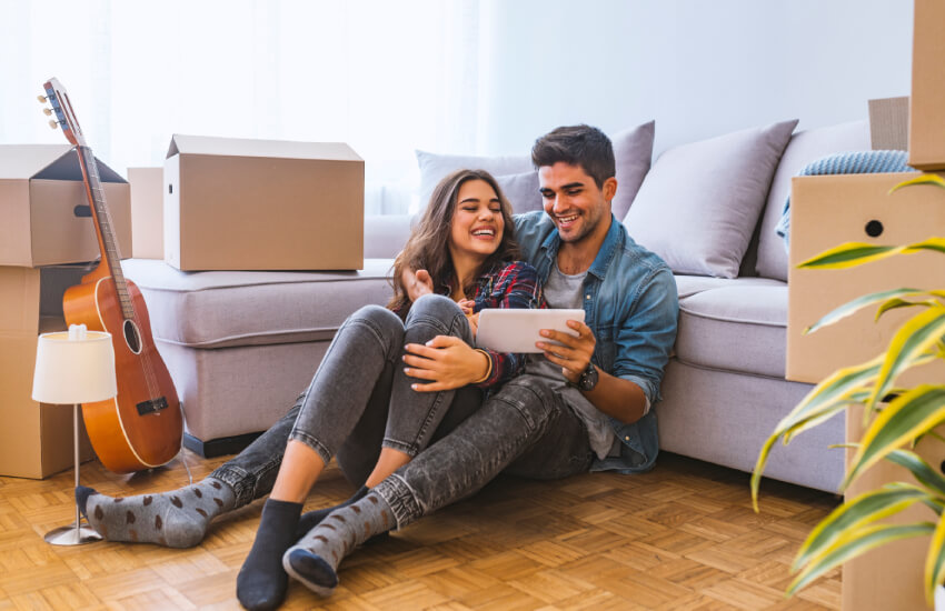 Jeune couple heureux en train de discuter du design de leur nouvel appartement