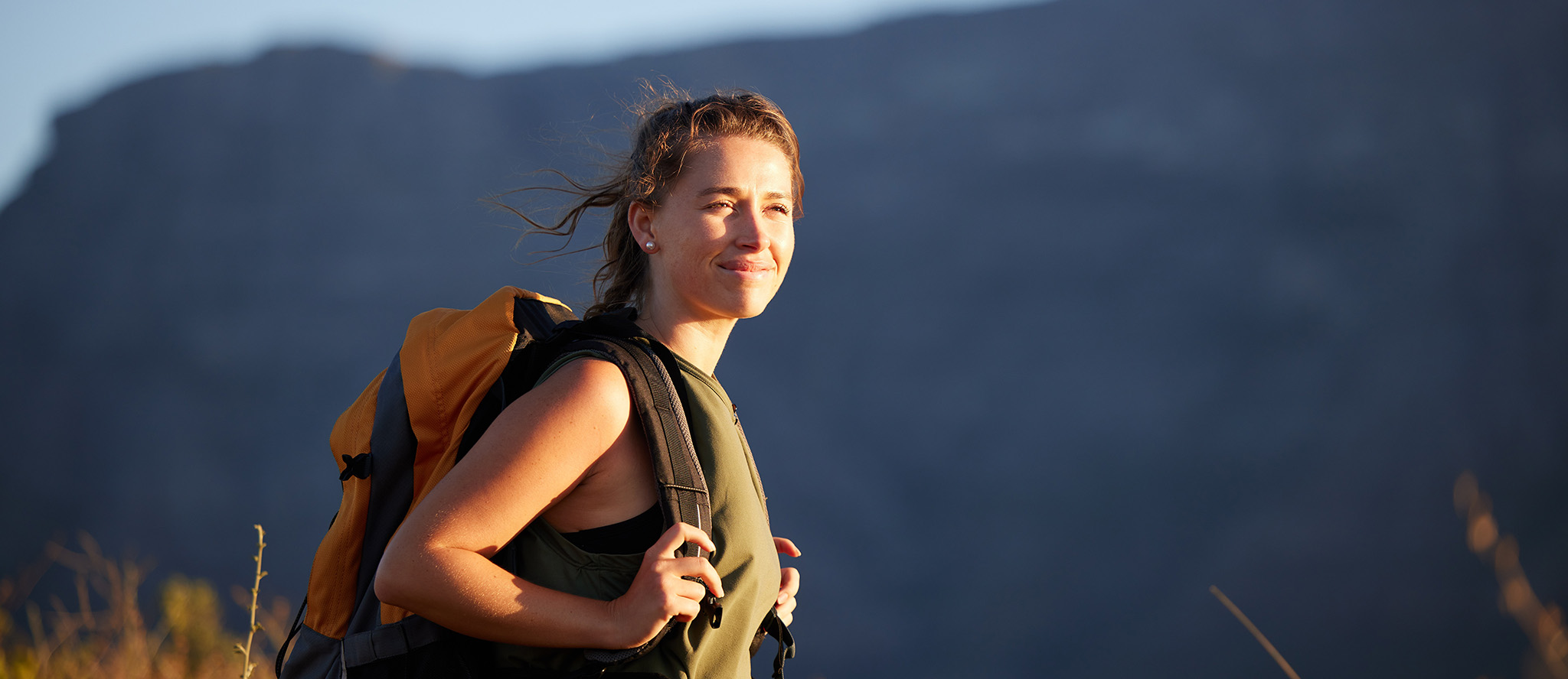 femme en haut d'une montagne