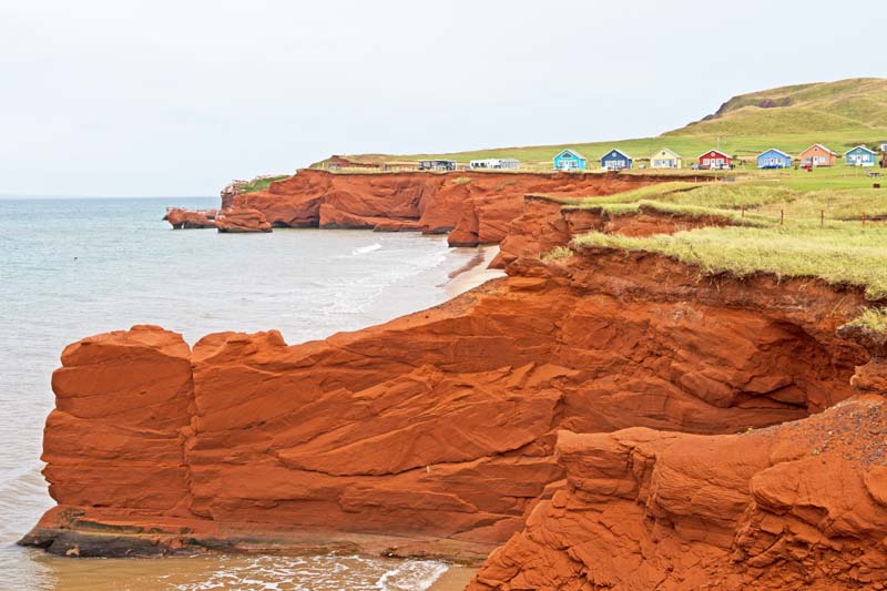 Les falaises rouges et les résidences colorées des Îles-de la Madeleine