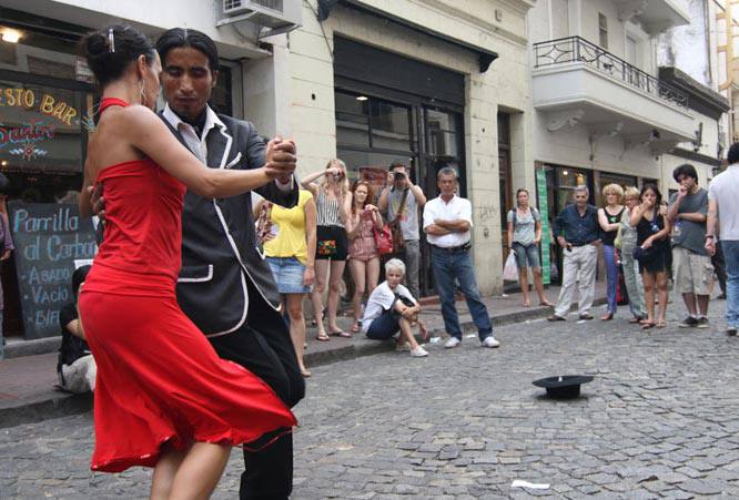 Deux personnes dansent la tango
