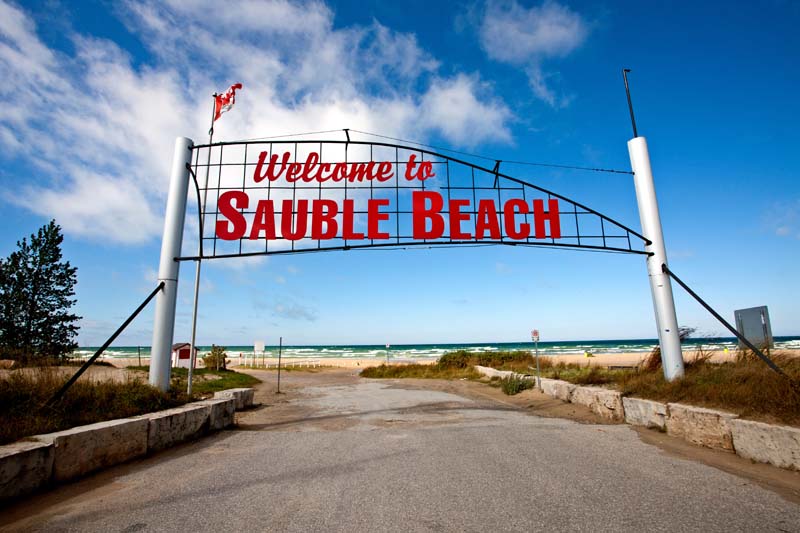 Enseigne de Sauble Beach avec mer et ciel bleu en arrière-plan