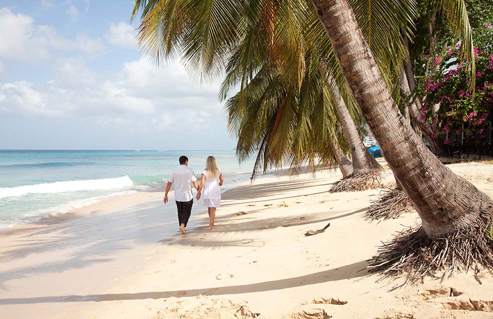 Couple sur une plage à la Barbade. 