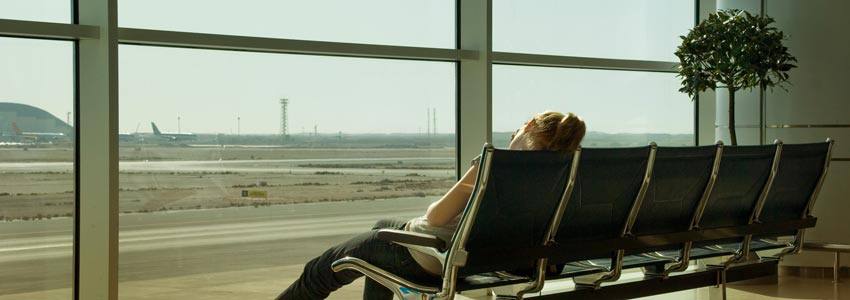 Madame assise dort à l'aéroport
