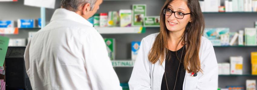 Une pharmaciste sert un client