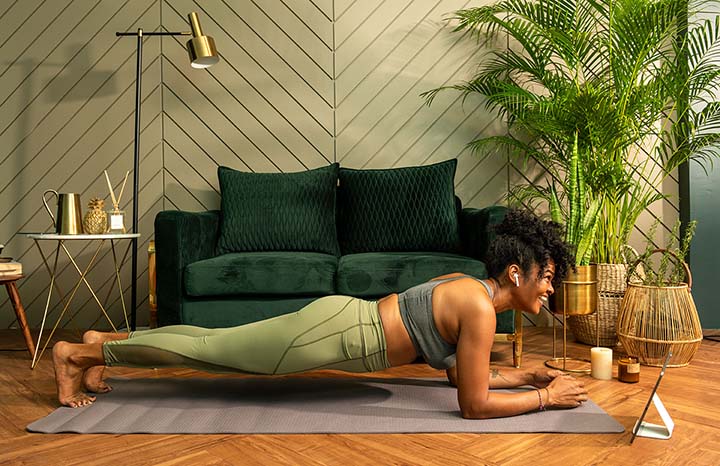 Personne en position de gainage dans un salon moderne et élégant. 