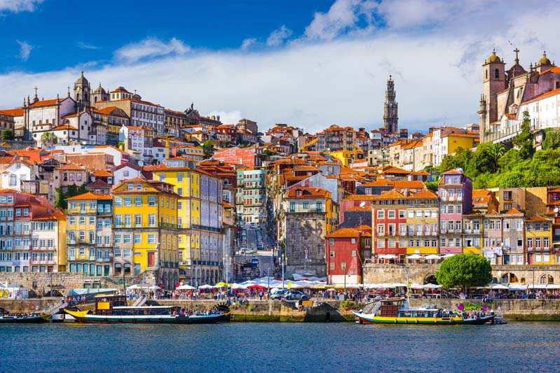 Le belvédère Ribeira do Porto et ses bâtiments colorés en trame de fond