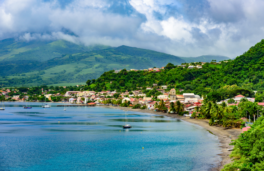 Côte paradisiaque à Saint-Pierre avec la montagne Pelée