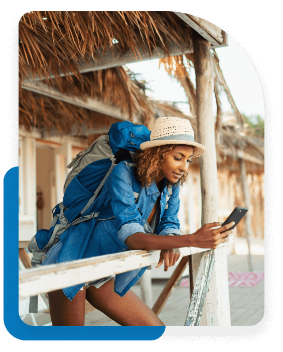 Femme en vacances avec sac à dos regardant son téléphone 