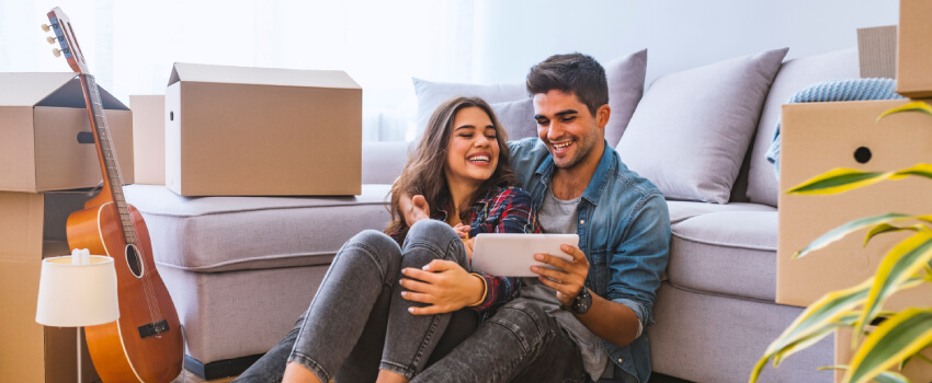 Jeune couple heureux en train de discuter du design de leur nouvel appartement