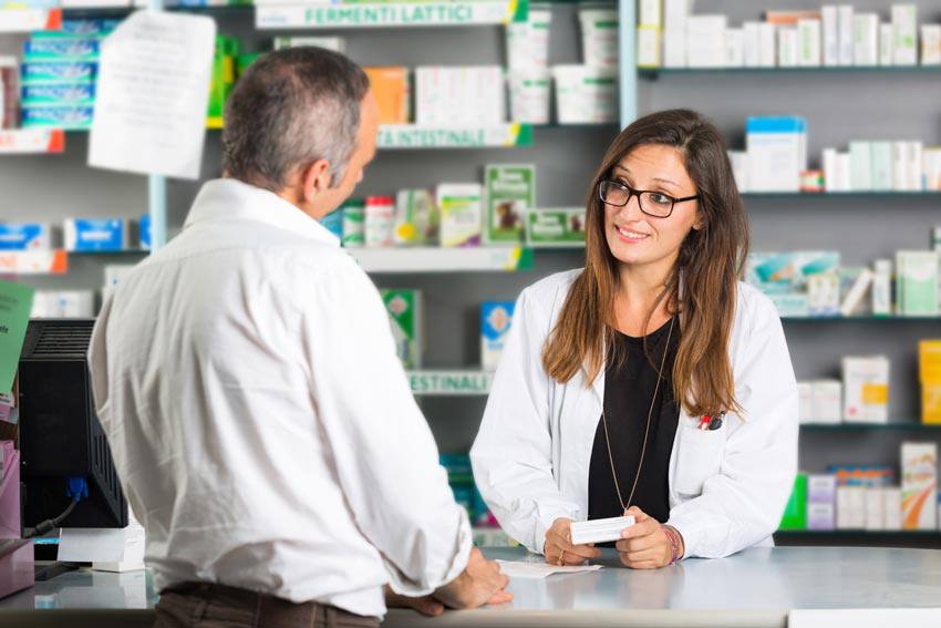 Une pharmaciste sert un client