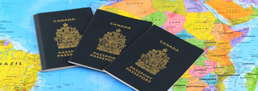 Trois passeports sur une carte du monde