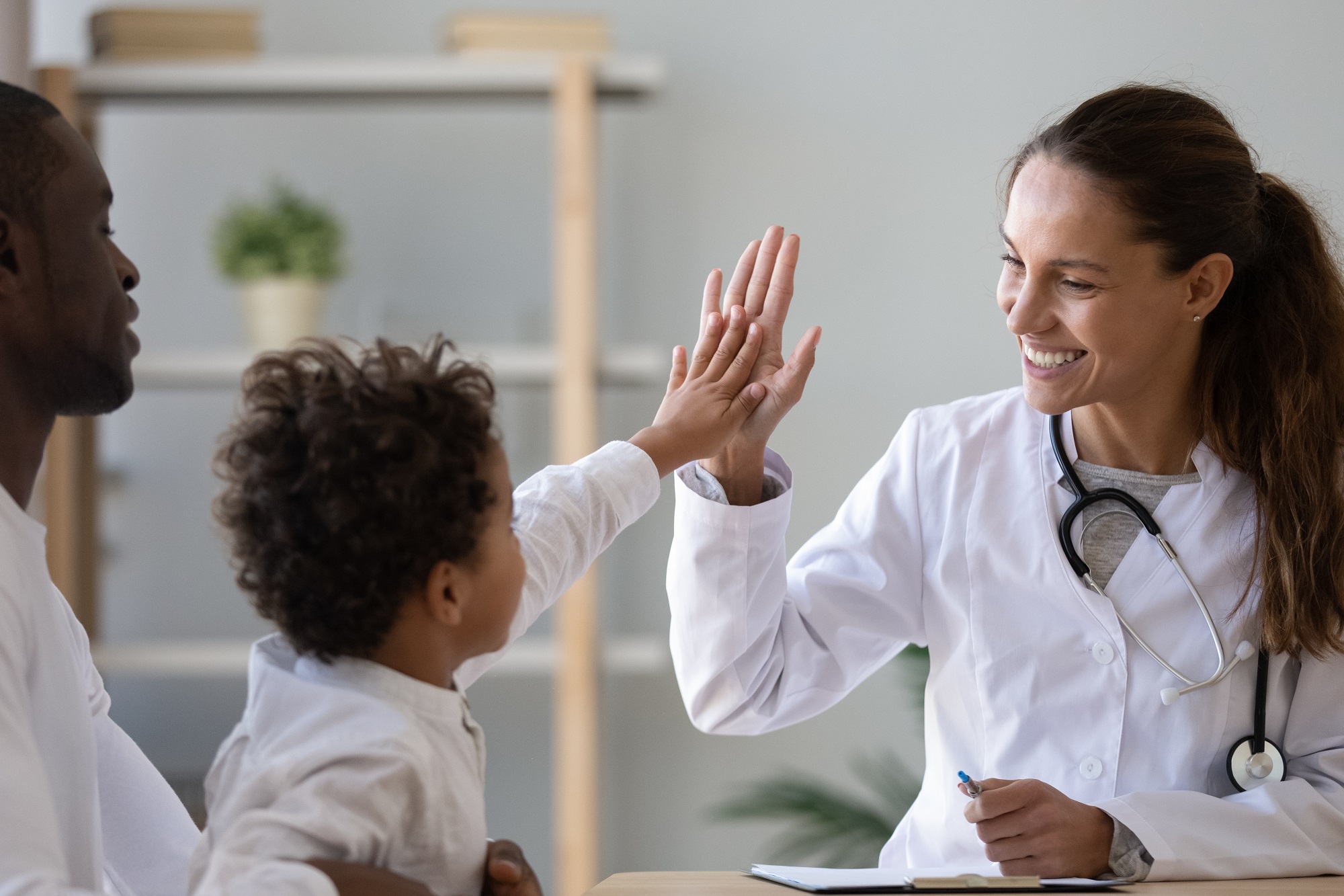 Photo : Femme medecin avec un enfant